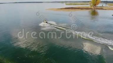 空中无人驾驶飞机观赏人们在翡翠般清澈的碧海或<strong>湖</strong>水上玩喷气式滑雪和表演的风景特技